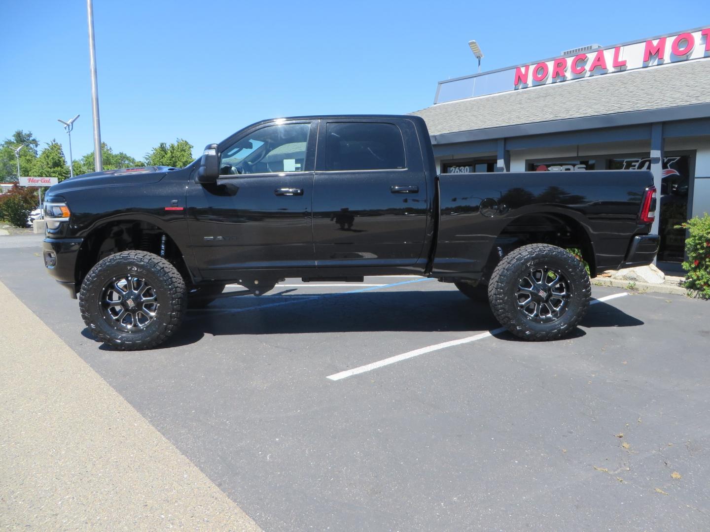 2023 BLACK /BLACK RAM 2500 Laramie Crew Cab SWB 4WD (3C6UR5FL0PG) with an 6.7L L6 OHV 24V TURBO DIESEL engine, 6A transmission, located at 2630 Grass Valley Highway, Auburn, CA, 95603, (530) 508-5100, 38.937893, -121.095482 - Features a new BDS 4" Long Arm suspension system, Fox shocks, 37" Toyo RT Trail tires, and 20" XD Buck wheels. Also has Factory 5th wheel prep. - Photo#7